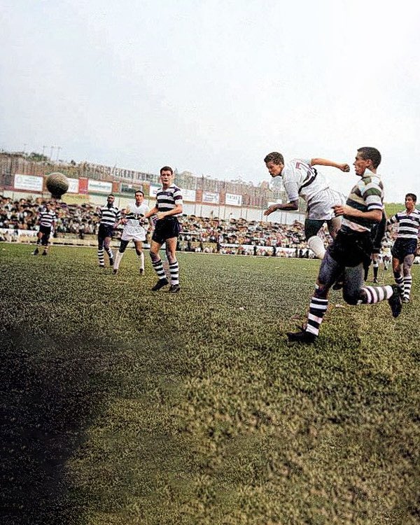 SaoPauloFC's tweet photo. Há 66 anos, o São Paulo realizava o primeiro jogo do MorumBIS!

Marcando a inauguração parcial do estádio, o Tricolor venceu o amistoso contra o Sporting-POR por 1 a 0, com gol de Peixinho - em lance que cravou o nome do jogador na história.

#SPFCpédia
#VamosSãoPaulo 🇾🇪 https://t.co/GxMvJ3CYE0