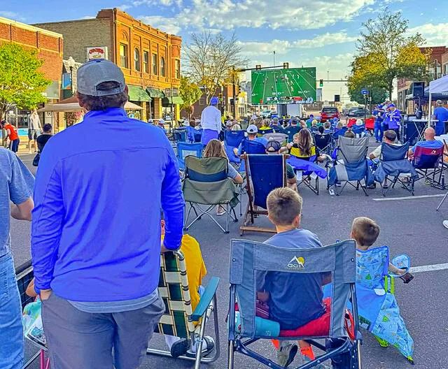 brkgsregister's tweet photo. Thousands are expected in Downtown Brookings this Saturday for the Fall Classic &amp; SDSU Watch Party!

The festival and farmers market start at 9 a.m., while the SDSU vs. Illinois State Watch Party kicks off at 6 p.m.

Read the full story:

https://t.co/y6m6VLxVO5 https://t.co/lG1VknLGpw