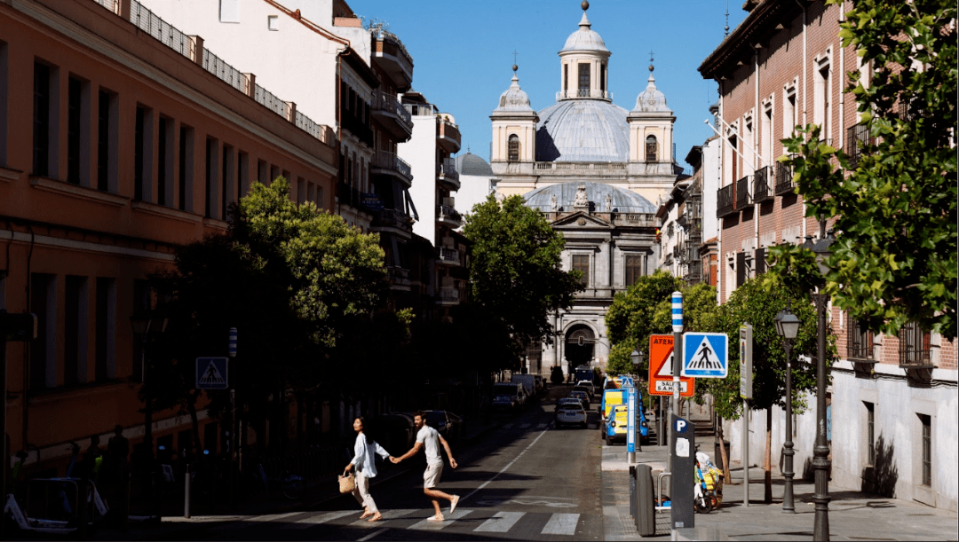 DelilahNedlw's tweet photo. Mira qué encuentro casual en las calles de Madrid! Una tarde tranquila y el sol dorado iluminando cada rincón ， https://t.co/k1k7ybixUS