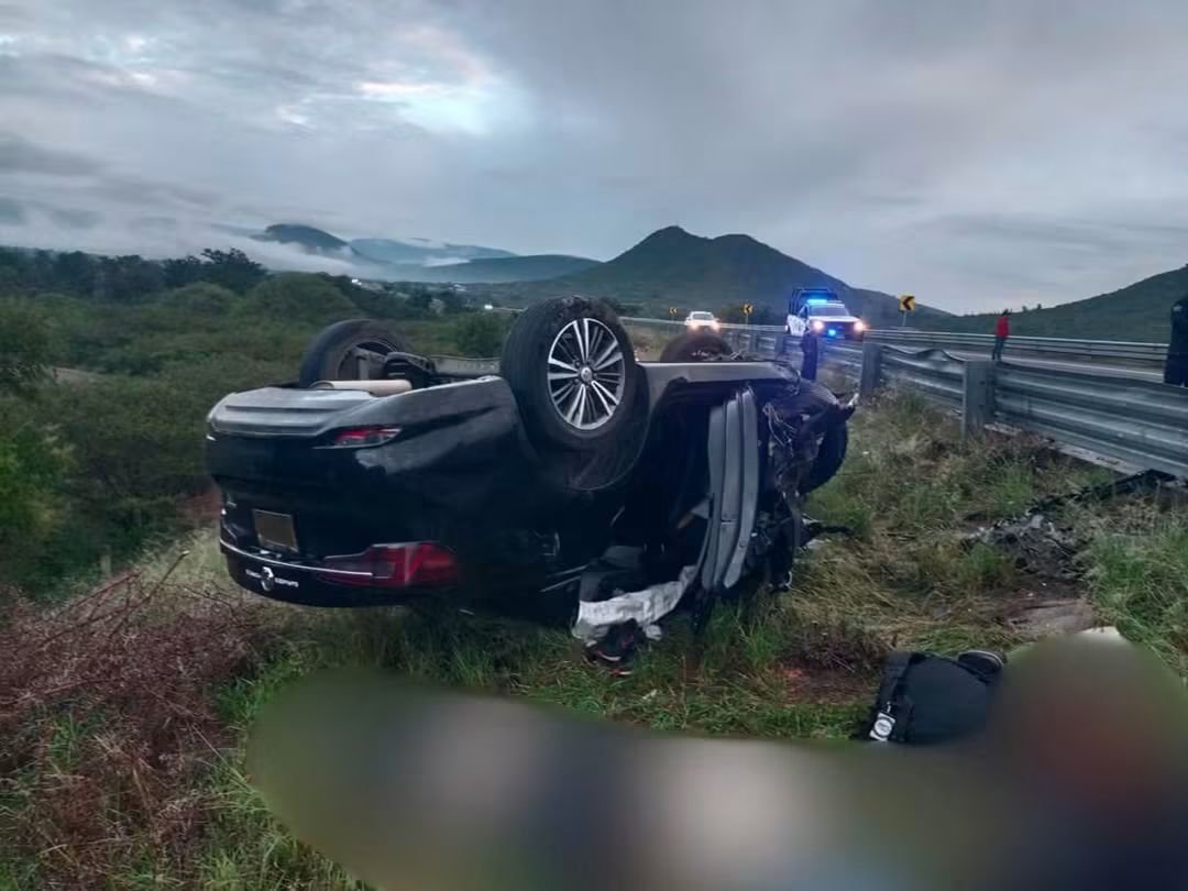 sofyvaldivia's tweet photo. Ⓜ️📺🚨 MORTAL CHOQUE EN EL LIBRAMIENTO A OCOTLÁN: UNO MUERE PRENSADO

Un fuerte choque entre dos vehículos dejó como saldo un hombre muerto y tres personas lesionadas, la mañana de este viernes sobre la carretera 175-D, Libramiento a Ocotlán.
El accidente ocurrió alrededor de las 06:30 horas, a la altura del paraje Los Mangales, en el kilómetro 3+500. De acuerdo con el reporte de la Policía Vial Estatal, una presunta invasión de carril habría provocado la colisión.
🚘 En el encontronazo participaron un Nissan Sentra blanco, con placas de Quintana Roo, y un MG5 negro, con placas de Oaxaca.
💥 El impacto fue de tal magnitud que el conductor del MG5, identificado con las iniciales J. C. P. C., quedó prensado entre los fierros. Cuando los cuerpos de emergencia llegaron al lugar, confirmaron que ya no presentaba signos vitales.
🚑 Otras tres personas, identificadas como D. M. M., de 32 años; A. S. M., de 33; y G. F. D., de 36, resultaron lesionadas y fueron trasladadas para recibir atención médica.
🚔 La zona permanece bajo resguardo y abanderamiento de la Policía Vial Estatal. Extreme precauciones si circula por este tramo.
#Oaxaca #Ocotlán #SanMartínTilcajete #Accidente #ÚltimaHora
