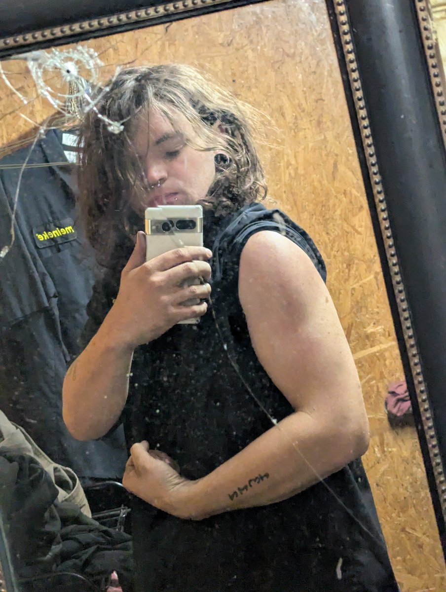 mazda_witch's tweet photo. Happy biceptober, ft. Work uniform that I hate 😭 https://t.co/lGDdP0g2N1