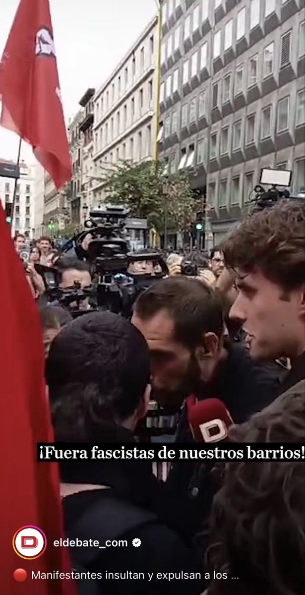 MariaJamardoC's tweet photo. Dos de mis compañeros de @eldebate_com que, hoy, estaban informando, a pie de calle, sobre la actualidad política del día han sido insultados y violentados por los manifestantes. 

Son dos de los reporteros y gráficos más jóvenes de la redacción, trabajadores de a pie, chicos normales que se han esforzado estudiando y que luchan, cada día, por hacer las cosas bien, por ganarse un sueldo digno y por sobrevivir, como tantos otros. 

Ellos dos son la viva imagen de que el futuro de este país no son los vagos y los intolerantes que expulsan del espacio público al grito de “fuera fascistas” a todos los que no compran su discurso de odio, lleno de soflamas infantiles y plagado de envidias.

Sabed que en el periódico estamos muy orgullosos de que forméis parte del equipo humano y de la entereza y calma con la que habéis gestionado esta situación tan desagradable.