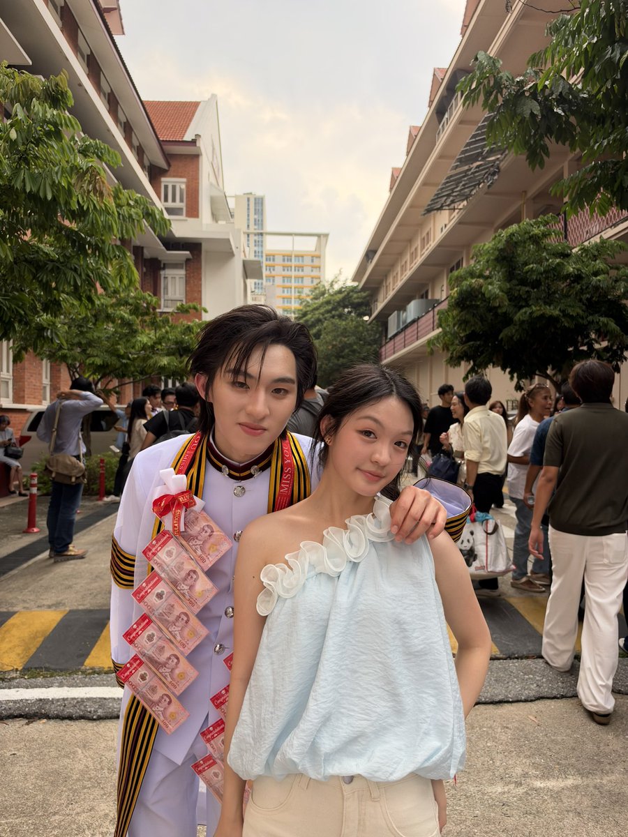 ggaacre's tweet photo. ดีใจกับแก จบสักที 
เหลือชั้น ชั้นจะรีบตามไปนะ😭😭
เรียน4ปี เหมือน 40 ปีจิงๆ💔
#kongjiro #ก้องภพจบแล้วจ้า https://t.co/iHVde56sA9