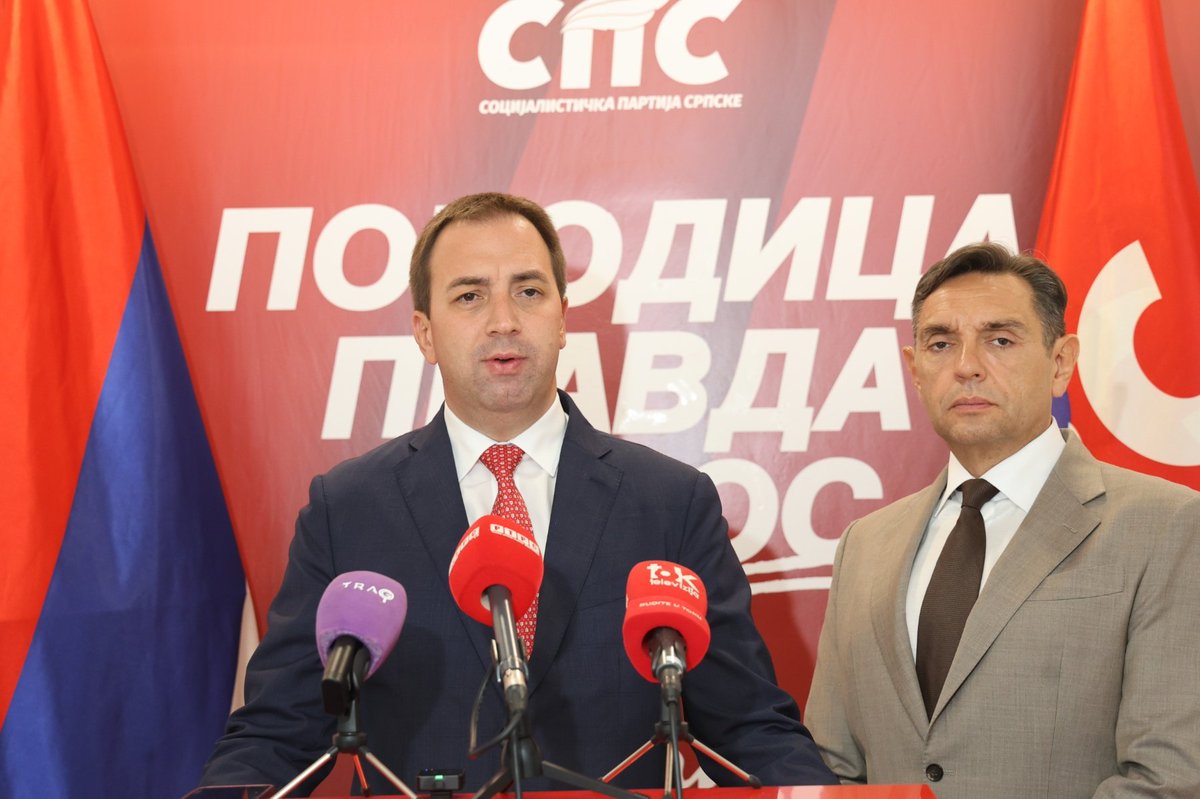 SelakG's tweet photo. Његујемо добре односе Србије и Републике Српске, пријатељство, сарадњу и заједништво наших људи.

Подршка нашег пријатеља Александра Вулина према СПС-у никада није била упитна. Наше пријатељство и међусобна подршка најбољи су показатељи односа које градимо.

Поводом његовог рођендана приредили смо му мало изненађење и уручили рођенданску торту, уз жеље да овај посебан дан проведе у добром расположењу и са људима који му желе све најбоље.

Драги пријатељу, желим ти срећан рођендан, много здравља, среће и успјеха, уз још много лијепих заједничких сусрета! 🎂🇷🇸