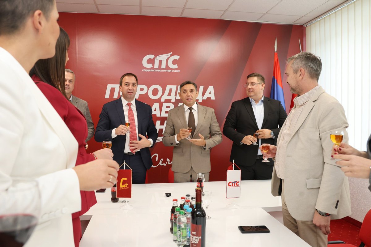 SelakG's tweet photo. Његујемо добре односе Србије и Републике Српске, пријатељство, сарадњу и заједништво наших људи.

Подршка нашег пријатеља Александра Вулина према СПС-у никада није била упитна. Наше пријатељство и међусобна подршка најбољи су показатељи односа које градимо.

Поводом његовог рођендана приредили смо му мало изненађење и уручили рођенданску торту, уз жеље да овај посебан дан проведе у добром расположењу и са људима који му желе све најбоље.

Драги пријатељу, желим ти срећан рођендан, много здравља, среће и успјеха, уз још много лијепих заједничких сусрета! 🎂🇷🇸