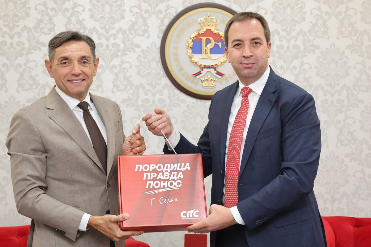 SelakG's tweet photo. Његујемо добре односе Србије и Републике Српске, пријатељство, сарадњу и заједништво наших људи.

Подршка нашег пријатеља Александра Вулина према СПС-у никада није била упитна. Наше пријатељство и међусобна подршка најбољи су показатељи односа које градимо.

Поводом његовог рођендана приредили смо му мало изненађење и уручили рођенданску торту, уз жеље да овај посебан дан проведе у добром расположењу и са људима који му желе све најбоље.

Драги пријатељу, желим ти срећан рођендан, много здравља, среће и успјеха, уз још много лијепих заједничких сусрета! 🎂🇷🇸