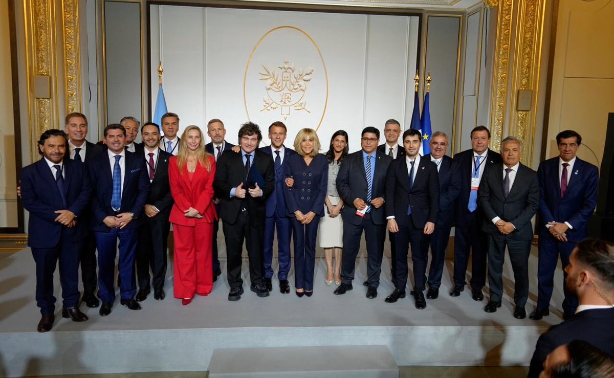 IanArgentinoS's tweet photo. ARGENTINA WEEK PARIS: UN MOMENTO HISTÓRICO DENTRO DE UN PERÍODO TRANSFORMADOR

Gracias @JMilei por la confianza.

Todo esto fue posible gracias a dos fuerzas: la seriedad macroeconómica y el magnetismo mundial del presidente Javier Milei. 

US$27.000 MILLONES en anuncios de inversión. 13 gobernadores, una delegación inédita en la historia. Un presidente con su Gobierno. Y una idea irresistible: la Argentina está decidida a crecer.

Mucho para contar y queremos compartirlo. 2 días y medio, 10 eventos de altísimo nivel que pusieron a la Argentina en el centro.

Ayer fue la sesión central. Un día intenso de trabajo en la sede de la OCDE, donde reunimos a unos 500 CEOs europeos, junto al presidente @JMilei y @LuisCaputoAR liderando el equipo económico. @DiegoSantilli acompañando a los 13 gobernadores y otros miembros del gabinete. Con empresarios argentinos empujando.

El Min Caputo dejó una frase que resume nuestro mensaje: “El único riesgo en Argentina es perderse la oportunidad de invertir”. Estos dos días pudimos ponerles nombres y lugares a esas oportunidades.

TOTAL presentó proyectos de inversión por US$10.000 millones en Neuquén y Tierra del Fuego. Fueron dos años de trabajo para generar esa confianza. Y, antes de subir al escenario, el CEO y JM acordaron cómo se llamará su nuevo desarrollo offshore: ALBERDI. Gran nombre para un gran proyecto.

Neuquén volvió a ser protagonista con PLUSPETROL y GyP: US$12.400 millones para seguir desarrollando Vaca Muerta.

En Salta, ERAMET anuncio su intención de expandir el proyecto de litio Centenario -Ratones, una inversión de US$350 millones y una relación estrecha que construyó @KarinaMileiOk en esta embajada. Y en Chubut, PAE y SNF, también francesa, anunciaron US$1.200 millones de inv para darle más futuro a Cerro Dragón.

Glencore anunció US$4000 millones para Agua Rica, Catamarca. Un nuevo hito.

El principal empresario de Europa, Bernard Arnault, se hizo presente. LVMH anunció su acuerdo para comprar Vicuña de Catamarca, una expansión de sus bodegas en Mendoza y confirmó su confianza en la Arg. Y Hitachi Group eligió al país para su hub regional. 2.000 puestos de trabajo.

Huttopia anunció su desembarco en Mar Azul y en otros sitios.

La delegación de gobernadores mostró una solidez extraordinaria. @Rolo_Figueroa, @NachoTorresCH, @Weretilneck, @alfredocornejo, @frigeriorogelio, @GustavoSaenzOK, @JPValdesok, @LeandroZdero, @carlossadirjuy, @ClaudioVidalSer, @DrMarceloOrrego, @RaulJalil_ok y @jorgemacri

Se sucedieron paneles y reuniones con los CEOs más importantes de Europa (Total, ENI, Danone, OCP, Santander, Eramet, Rio Tinto y tantos otros).

Por la noche, llegó un momento histórico. Los presidentes @EmmanuelMacron y Milei en el el Elíseo, junto a gobernadores y empresarios de FR y ARG. 2 horas de charla abierta y relacionamiento.

A las madrugada fuimos a RUNGIS, el mercado central más grande del mundo para conocer el circuito de distribución de productos argentinos en Europa.

Hoy, una intensidad que solo está aumentando. En la ICC, ministros,  gobernadores y jueces trabajando sobre comercio y seguridad jurídica. En la Agencia Internacional de Energía, agenda de alto nivel sobre energía, minería y nuclear. En la embajada, evento tech junto a 103 empresas del sector. En paralelo, una gran jornada liderada por la Agencia de Inversiones y Comercio Internacional para conectar a nuestras empresas pesqueras con compradores.

Hace un rato, JM recibió el Premio del Paris Economic Forum, en una ceremonia que también distinguió a un Nobel. Un reconocimiento a la magnitud de su programa económico.

UN PENSAMIENTO FINAL:

Cuando se escriba la página de este período transformador, en el que la Argentina volvió a ser atractiva, respetada y confiable, esta semana tendrá un recuadrito. Ese que hasta los alumnos más vagos leen. Dirá que estos tres días en París aceleraron esa transformación y fueron el reflejo más fiel del nuevo lugar de la Argentina en el mundo.