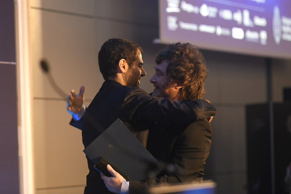 IanArgentinoS's tweet photo. ARGENTINA WEEK PARIS: UN MOMENTO HISTÓRICO DENTRO DE UN PERÍODO TRANSFORMADOR

Gracias @JMilei por la confianza.

Todo esto fue posible gracias a dos fuerzas: la seriedad macroeconómica y el magnetismo mundial del presidente Javier Milei. 

US$27.000 MILLONES en anuncios de inversión. 13 gobernadores, una delegación inédita en la historia. Un presidente con su Gobierno. Y una idea irresistible: la Argentina está decidida a crecer.

Mucho para contar y queremos compartirlo. 2 días y medio, 10 eventos de altísimo nivel que pusieron a la Argentina en el centro.

Ayer fue la sesión central. Un día intenso de trabajo en la sede de la OCDE, donde reunimos a unos 500 CEOs europeos, junto al presidente @JMilei y @LuisCaputoAR liderando el equipo económico. @DiegoSantilli acompañando a los 13 gobernadores y otros miembros del gabinete. Con empresarios argentinos empujando.

El Min Caputo dejó una frase que resume nuestro mensaje: “El único riesgo en Argentina es perderse la oportunidad de invertir”. Estos dos días pudimos ponerles nombres y lugares a esas oportunidades.

TOTAL presentó proyectos de inversión por US$10.000 millones en Neuquén y Tierra del Fuego. Fueron dos años de trabajo para generar esa confianza. Y, antes de subir al escenario, el CEO y JM acordaron cómo se llamará su nuevo desarrollo offshore: ALBERDI. Gran nombre para un gran proyecto.

Neuquén volvió a ser protagonista con PLUSPETROL y GyP: US$12.400 millones para seguir desarrollando Vaca Muerta.

En Salta, ERAMET anuncio su intención de expandir el proyecto de litio Centenario -Ratones, una inversión de US$350 millones y una relación estrecha que construyó @KarinaMileiOk en esta embajada. Y en Chubut, PAE y SNF, también francesa, anunciaron US$1.200 millones de inv para darle más futuro a Cerro Dragón.

Glencore anunció US$4000 millones para Agua Rica, Catamarca. Un nuevo hito.

El principal empresario de Europa, Bernard Arnault, se hizo presente. LVMH anunció su acuerdo para comprar Vicuña de Catamarca, una expansión de sus bodegas en Mendoza y confirmó su confianza en la Arg. Y Hitachi Group eligió al país para su hub regional. 2.000 puestos de trabajo.

Huttopia anunció su desembarco en Mar Azul y en otros sitios.

La delegación de gobernadores mostró una solidez extraordinaria. @Rolo_Figueroa, @NachoTorresCH, @Weretilneck, @alfredocornejo, @frigeriorogelio, @GustavoSaenzOK, @JPValdesok, @LeandroZdero, @carlossadirjuy, @ClaudioVidalSer, @DrMarceloOrrego, @RaulJalil_ok y @jorgemacri

Se sucedieron paneles y reuniones con los CEOs más importantes de Europa (Total, ENI, Danone, OCP, Santander, Eramet, Rio Tinto y tantos otros).

Por la noche, llegó un momento histórico. Los presidentes @EmmanuelMacron y Milei en el el Elíseo, junto a gobernadores y empresarios de FR y ARG. 2 horas de charla abierta y relacionamiento.

A las madrugada fuimos a RUNGIS, el mercado central más grande del mundo para conocer el circuito de distribución de productos argentinos en Europa.

Hoy, una intensidad que solo está aumentando. En la ICC, ministros,  gobernadores y jueces trabajando sobre comercio y seguridad jurídica. En la Agencia Internacional de Energía, agenda de alto nivel sobre energía, minería y nuclear. En la embajada, evento tech junto a 103 empresas del sector. En paralelo, una gran jornada liderada por la Agencia de Inversiones y Comercio Internacional para conectar a nuestras empresas pesqueras con compradores.

Hace un rato, JM recibió el Premio del Paris Economic Forum, en una ceremonia que también distinguió a un Nobel. Un reconocimiento a la magnitud de su programa económico.

UN PENSAMIENTO FINAL:

Cuando se escriba la página de este período transformador, en el que la Argentina volvió a ser atractiva, respetada y confiable, esta semana tendrá un recuadrito. Ese que hasta los alumnos más vagos leen. Dirá que estos tres días en París aceleraron esa transformación y fueron el reflejo más fiel del nuevo lugar de la Argentina en el mundo.