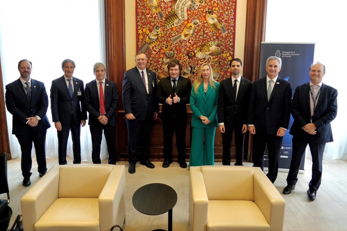 IanArgentinoS's tweet photo. ARGENTINA WEEK PARIS: UN MOMENTO HISTÓRICO DENTRO DE UN PERÍODO TRANSFORMADOR

Gracias @JMilei por la confianza.

Todo esto fue posible gracias a dos fuerzas: la seriedad macroeconómica y el magnetismo mundial del presidente Javier Milei. 

US$27.000 MILLONES en anuncios de inversión. 13 gobernadores, una delegación inédita en la historia. Un presidente con su Gobierno. Y una idea irresistible: la Argentina está decidida a crecer.

Mucho para contar y queremos compartirlo. 2 días y medio, 10 eventos de altísimo nivel que pusieron a la Argentina en el centro.

Ayer fue la sesión central. Un día intenso de trabajo en la sede de la OCDE, donde reunimos a unos 500 CEOs europeos, junto al presidente @JMilei y @LuisCaputoAR liderando el equipo económico. @DiegoSantilli acompañando a los 13 gobernadores y otros miembros del gabinete. Con empresarios argentinos empujando.

El Min Caputo dejó una frase que resume nuestro mensaje: “El único riesgo en Argentina es perderse la oportunidad de invertir”. Estos dos días pudimos ponerles nombres y lugares a esas oportunidades.

TOTAL presentó proyectos de inversión por US$10.000 millones en Neuquén y Tierra del Fuego. Fueron dos años de trabajo para generar esa confianza. Y, antes de subir al escenario, el CEO y JM acordaron cómo se llamará su nuevo desarrollo offshore: ALBERDI. Gran nombre para un gran proyecto.

Neuquén volvió a ser protagonista con PLUSPETROL y GyP: US$12.400 millones para seguir desarrollando Vaca Muerta.

En Salta, ERAMET anuncio su intención de expandir el proyecto de litio Centenario -Ratones, una inversión de US$350 millones y una relación estrecha que construyó @KarinaMileiOk en esta embajada. Y en Chubut, PAE y SNF, también francesa, anunciaron US$1.200 millones de inv para darle más futuro a Cerro Dragón.

Glencore anunció US$4000 millones para Agua Rica, Catamarca. Un nuevo hito.

El principal empresario de Europa, Bernard Arnault, se hizo presente. LVMH anunció su acuerdo para comprar Vicuña de Catamarca, una expansión de sus bodegas en Mendoza y confirmó su confianza en la Arg. Y Hitachi Group eligió al país para su hub regional. 2.000 puestos de trabajo.

Huttopia anunció su desembarco en Mar Azul y en otros sitios.

La delegación de gobernadores mostró una solidez extraordinaria. @Rolo_Figueroa, @NachoTorresCH, @Weretilneck, @alfredocornejo, @frigeriorogelio, @GustavoSaenzOK, @JPValdesok, @LeandroZdero, @carlossadirjuy, @ClaudioVidalSer, @DrMarceloOrrego, @RaulJalil_ok y @jorgemacri

Se sucedieron paneles y reuniones con los CEOs más importantes de Europa (Total, ENI, Danone, OCP, Santander, Eramet, Rio Tinto y tantos otros).

Por la noche, llegó un momento histórico. Los presidentes @EmmanuelMacron y Milei en el el Elíseo, junto a gobernadores y empresarios de FR y ARG. 2 horas de charla abierta y relacionamiento.

A las madrugada fuimos a RUNGIS, el mercado central más grande del mundo para conocer el circuito de distribución de productos argentinos en Europa.

Hoy, una intensidad que solo está aumentando. En la ICC, ministros,  gobernadores y jueces trabajando sobre comercio y seguridad jurídica. En la Agencia Internacional de Energía, agenda de alto nivel sobre energía, minería y nuclear. En la embajada, evento tech junto a 103 empresas del sector. En paralelo, una gran jornada liderada por la Agencia de Inversiones y Comercio Internacional para conectar a nuestras empresas pesqueras con compradores.

Hace un rato, JM recibió el Premio del Paris Economic Forum, en una ceremonia que también distinguió a un Nobel. Un reconocimiento a la magnitud de su programa económico.

UN PENSAMIENTO FINAL:

Cuando se escriba la página de este período transformador, en el que la Argentina volvió a ser atractiva, respetada y confiable, esta semana tendrá un recuadrito. Ese que hasta los alumnos más vagos leen. Dirá que estos tres días en París aceleraron esa transformación y fueron el reflejo más fiel del nuevo lugar de la Argentina en el mundo.