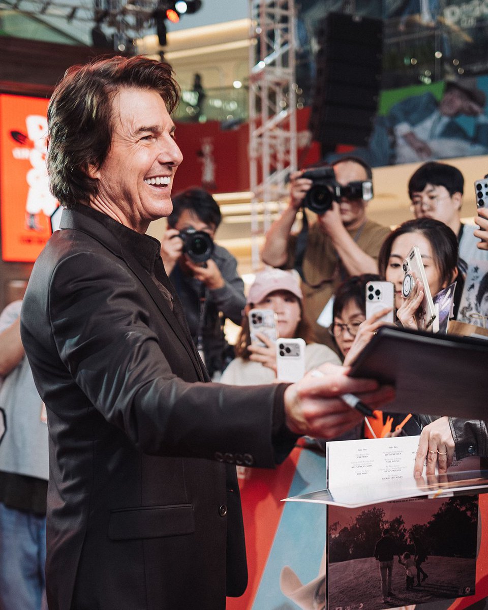 TomCruise's tweet photo. Seoul! Thank you for helping us introduce DIGGER to the world. Your vibrant enthusiasm is always a joy to be a part of. We hope you enjoy this film as much as we enjoyed making it for you all.

1/3 https://t.co/s4w5sytvvB