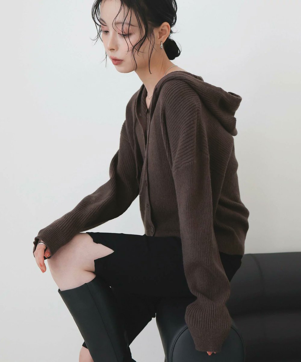 nana_code_korea's tweet photo. UNIQLOのフーデッドリブT流行ってるけど、人と被りたくない派はこっちも見て🥹
前開きでカーディガンにもなるし、このゆるっと感が韓国オンニっぽくて可愛い。
ブラウンもグレーもアイボリーも全部使いやすそう🤎 https://t.co/6ADRhEARoO