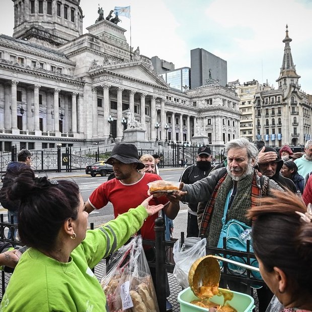 clarincom's tweet photo. CRECIÓ LA DESIGUALDAD EN LA DISTRIBUCIÓN DE LOS INGRESOS

La desigualdad en la distribución de los ingresos aumentó en el segundo trimestre de 2026. Según el INDEC, el Coeficiente de Gini subió de 0,424 a 0,428 interanual. El 10% de mayores ingresos concentró el 32,3% del total y el 10% más pobre, el 1,8%.

Los ingresos de la población aumentaron 29,3% frente al mismo período de 2025. La inflación interanual entre abril y junio de este año fue del 33%.

Además, el 45,2% de los ocupados trabaja en la informalidad. Los formales tuvieron un ingreso promedio de $1.504.943 y los informales percibieron $661.214, un 56% menos.

(+) en Clarín: https://t.co/8j6M2dcgaM