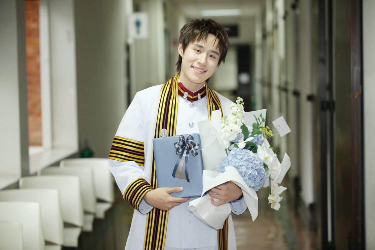 girlngloss's tweet photo. #GraduateNutdan
#nnutdan

ขอแสดงความยินดีบัณฑิตใหม่ป้ายแดง รั้วจามจุรี

🎓 "ธนัท ด่านเจษฎา" ( นัท LYKN) สำเร็จการศึกษาปริญญาตรี  หลักสูตรโรงเรียนนานาชาติวิศวกรรม จุฬาลงกรณ์มหาวิทยาลัย  สาขานาโนวิศวกรรม หรือ  International School of Engineering (ISE) NANO Engineering 

โดยมีครอบครัวมาร่วมแสดงความยินดีอย่างอบอุ่น

#GMMTV