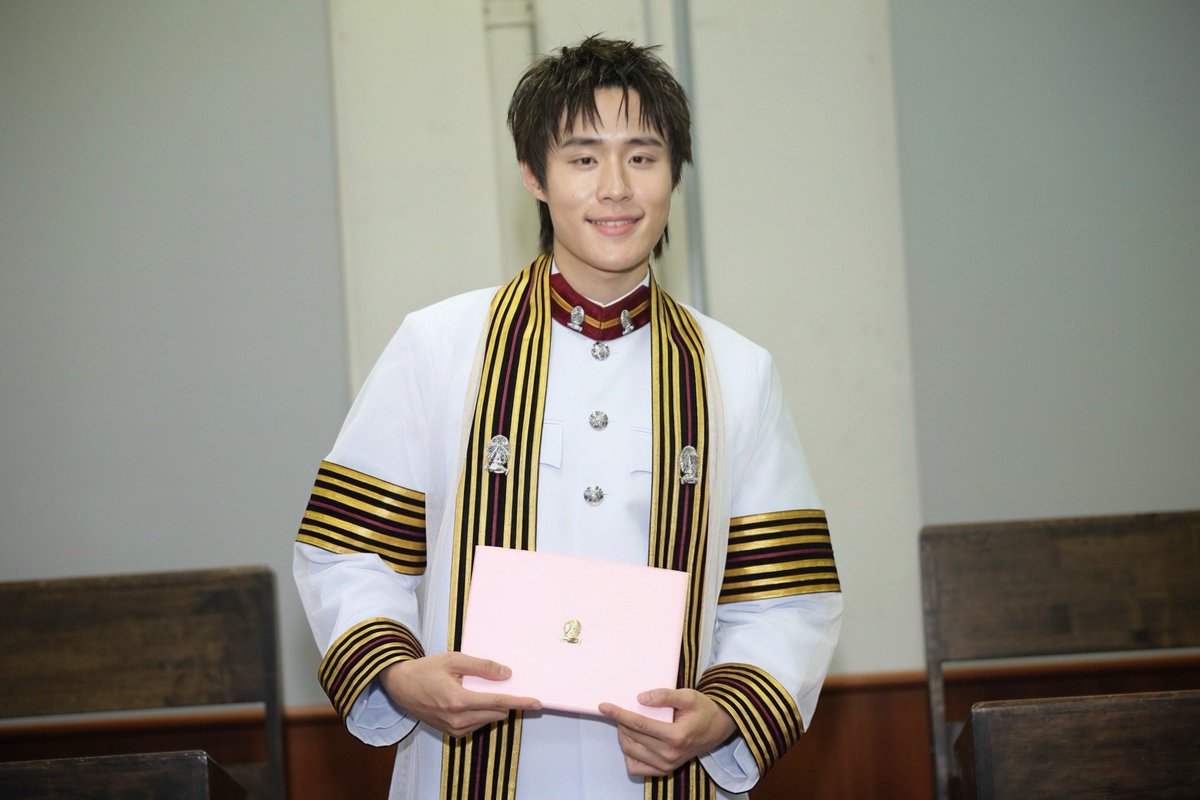 girlngloss's tweet photo. #GraduateNutdan
#nnutdan

ขอแสดงความยินดีบัณฑิตใหม่ป้ายแดง รั้วจามจุรี

🎓 "ธนัท ด่านเจษฎา" ( นัท LYKN) สำเร็จการศึกษาปริญญาตรี  หลักสูตรโรงเรียนนานาชาติวิศวกรรม จุฬาลงกรณ์มหาวิทยาลัย  สาขานาโนวิศวกรรม หรือ  International School of Engineering (ISE) NANO Engineering 

โดยมีครอบครัวมาร่วมแสดงความยินดีอย่างอบอุ่น

#GMMTV