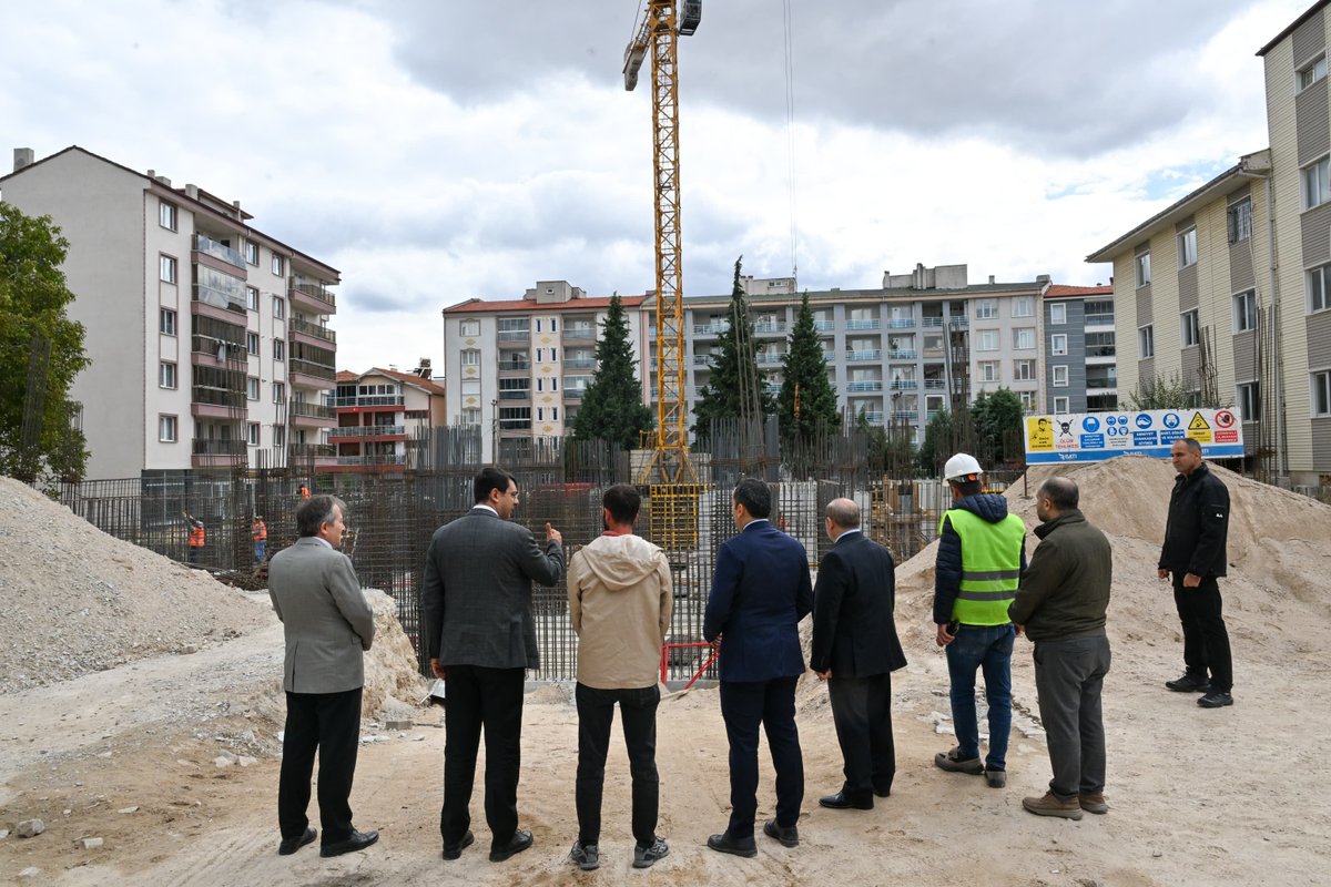 TC_UsakValiligi's tweet photo. Valimiz Dr. Serdar Kartal, yapımı devam eden Banaz İlçe Hükümet Konağı inşaatında incelemelerde bulundu.

İnşaat alanını gezerek yürütülen çalışmaları yerinde inceleyen Valimiz, projenin son durumu ve yapım sürecine ilişkin Banaz Kaymakamı Musa Kazım Çelik’ten bilgi aldı.

Kamu hizmetlerinin daha modern ve işlevsel bir ortamda sunulmasına katkı sağlayacak yeni Hükümet Konağı, vatandaşlarımızın kamu hizmetlerine erişimini kolaylaştırırken ilçemizin önemli bir ihtiyacını da karşılayacak.

Hemşehrilerimize daha nitelikli hizmet sunacak yatırımları hayata geçirmek ve Banaz’ımıza kazandırılacak yeni Hükümet Konağı’nı en kısa sürede hizmete açmak için çalışmaları yakından takip ediyoruz.