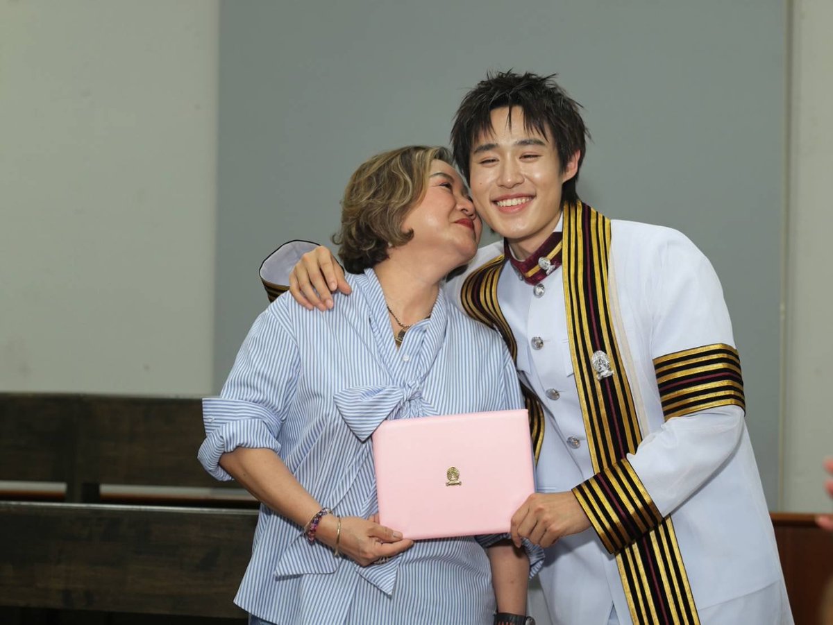 girlngloss's tweet photo. #GraduateNutdan
#nnutdan

ขอแสดงความยินดีบัณฑิตใหม่ป้ายแดง รั้วจามจุรี

🎓 "ธนัท ด่านเจษฎา" ( นัท LYKN) สำเร็จการศึกษาปริญญาตรี  หลักสูตรโรงเรียนนานาชาติวิศวกรรม จุฬาลงกรณ์มหาวิทยาลัย  สาขานาโนวิศวกรรม หรือ  International School of Engineering (ISE) NANO Engineering 

โดยมีครอบครัวมาร่วมแสดงความยินดีอย่างอบอุ่น

#GMMTV