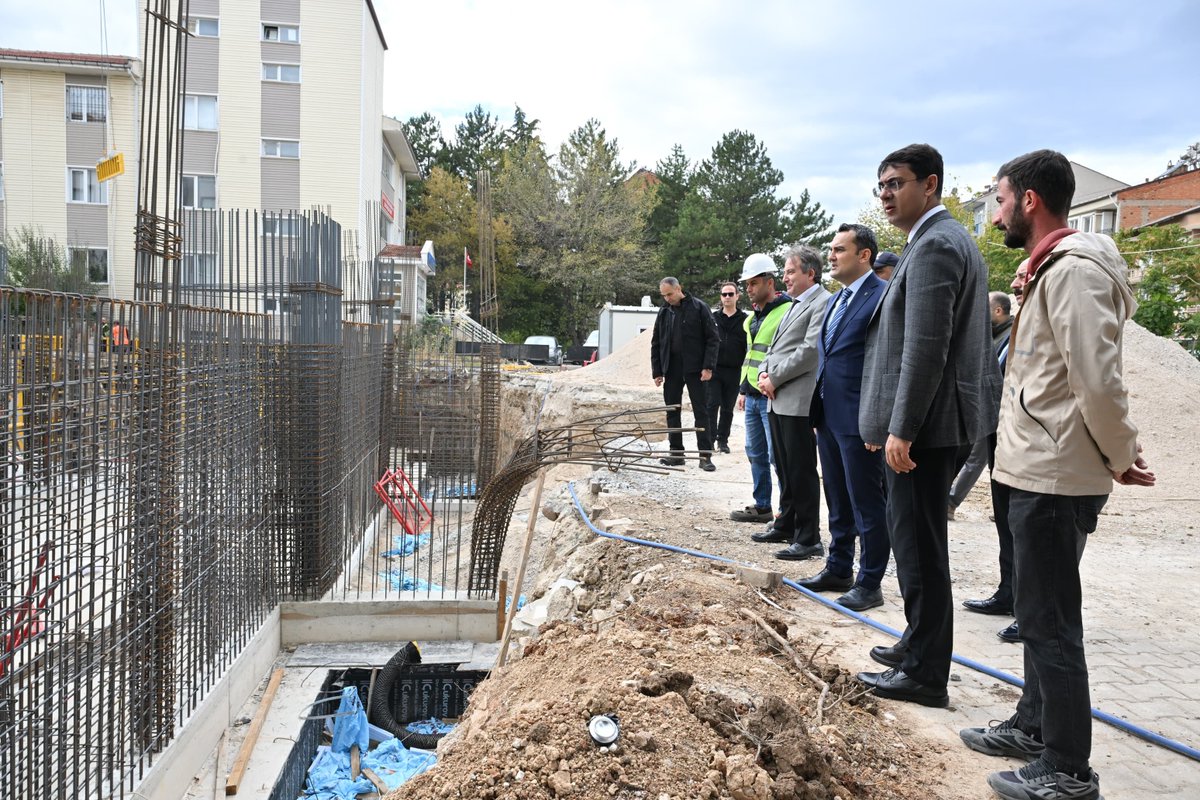 TC_UsakValiligi's tweet photo. Valimiz Dr. Serdar Kartal, yapımı devam eden Banaz İlçe Hükümet Konağı inşaatında incelemelerde bulundu.

İnşaat alanını gezerek yürütülen çalışmaları yerinde inceleyen Valimiz, projenin son durumu ve yapım sürecine ilişkin Banaz Kaymakamı Musa Kazım Çelik’ten bilgi aldı.

Kamu hizmetlerinin daha modern ve işlevsel bir ortamda sunulmasına katkı sağlayacak yeni Hükümet Konağı, vatandaşlarımızın kamu hizmetlerine erişimini kolaylaştırırken ilçemizin önemli bir ihtiyacını da karşılayacak.

Hemşehrilerimize daha nitelikli hizmet sunacak yatırımları hayata geçirmek ve Banaz’ımıza kazandırılacak yeni Hükümet Konağı’nı en kısa sürede hizmete açmak için çalışmaları yakından takip ediyoruz.