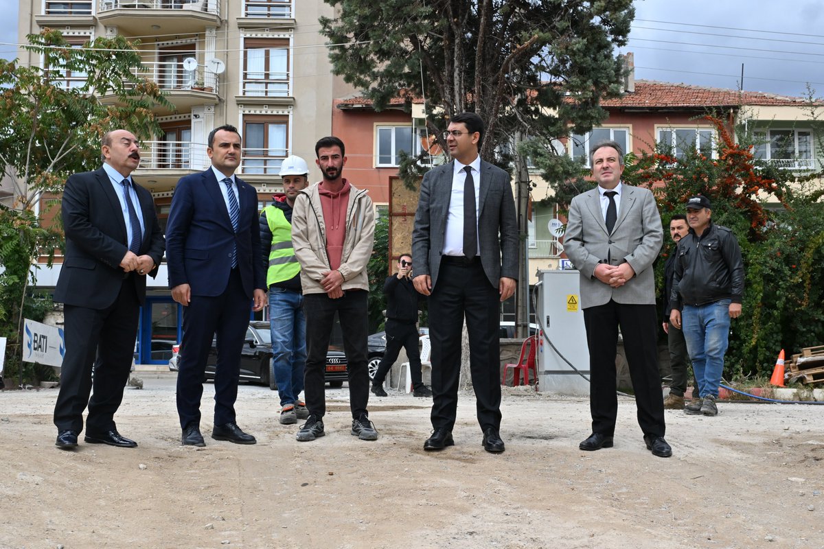 TC_UsakValiligi's tweet photo. Valimiz Dr. Serdar Kartal, yapımı devam eden Banaz İlçe Hükümet Konağı inşaatında incelemelerde bulundu.

İnşaat alanını gezerek yürütülen çalışmaları yerinde inceleyen Valimiz, projenin son durumu ve yapım sürecine ilişkin Banaz Kaymakamı Musa Kazım Çelik’ten bilgi aldı.

Kamu hizmetlerinin daha modern ve işlevsel bir ortamda sunulmasına katkı sağlayacak yeni Hükümet Konağı, vatandaşlarımızın kamu hizmetlerine erişimini kolaylaştırırken ilçemizin önemli bir ihtiyacını da karşılayacak.

Hemşehrilerimize daha nitelikli hizmet sunacak yatırımları hayata geçirmek ve Banaz’ımıza kazandırılacak yeni Hükümet Konağı’nı en kısa sürede hizmete açmak için çalışmaları yakından takip ediyoruz.