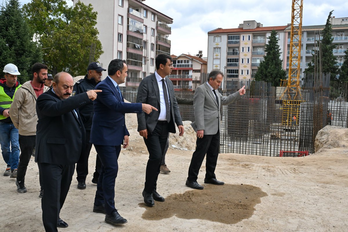 TC_UsakValiligi's tweet photo. Valimiz Dr. Serdar Kartal, yapımı devam eden Banaz İlçe Hükümet Konağı inşaatında incelemelerde bulundu.

İnşaat alanını gezerek yürütülen çalışmaları yerinde inceleyen Valimiz, projenin son durumu ve yapım sürecine ilişkin Banaz Kaymakamı Musa Kazım Çelik’ten bilgi aldı.

Kamu hizmetlerinin daha modern ve işlevsel bir ortamda sunulmasına katkı sağlayacak yeni Hükümet Konağı, vatandaşlarımızın kamu hizmetlerine erişimini kolaylaştırırken ilçemizin önemli bir ihtiyacını da karşılayacak.

Hemşehrilerimize daha nitelikli hizmet sunacak yatırımları hayata geçirmek ve Banaz’ımıza kazandırılacak yeni Hükümet Konağı’nı en kısa sürede hizmete açmak için çalışmaları yakından takip ediyoruz.