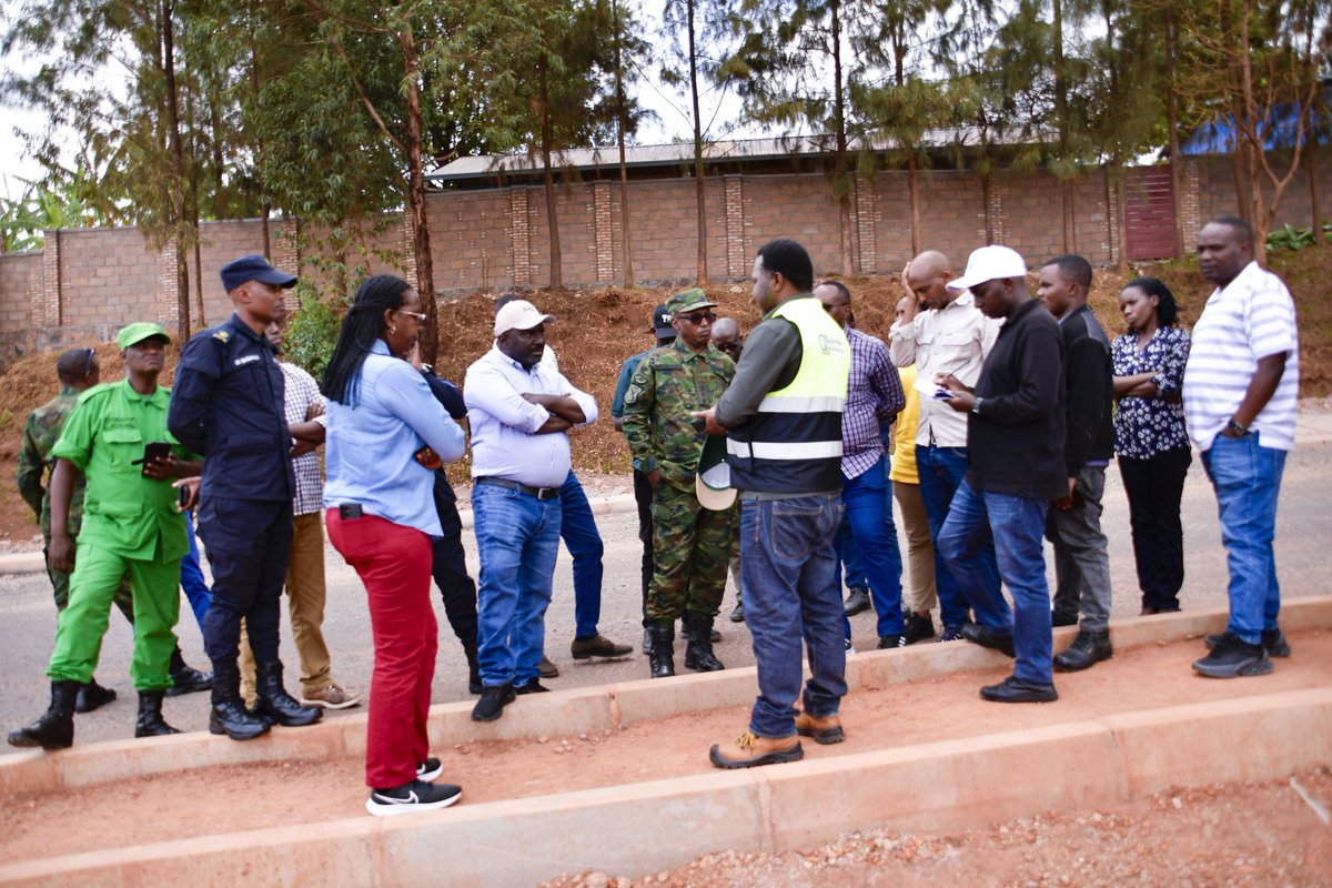 RwandaNorth's tweet photo. Kuri uyu wa gatanu, Guverineri @gahundemaurice, ari kumwe n’Abayobozi b’Inzego z’Umutekano mu Ntara n’Ubuyobozi bw’Akarere ka Rulindo, basuye imishinga y’iterambere itandukanye, bareba ibibazo bihari banafata ingamba zo kubikemura, hagamijwe guteza imbere imibereho y’abaturage https://t.co/t9JTd0U012