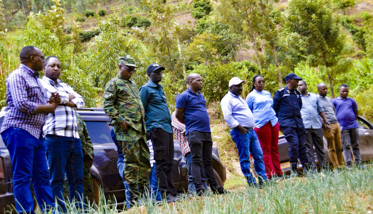 RwandaNorth's tweet photo. Kuri uyu wa gatanu, Guverineri @gahundemaurice, ari kumwe n’Abayobozi b’Inzego z’Umutekano mu Ntara n’Ubuyobozi bw’Akarere ka Rulindo, basuye imishinga y’iterambere itandukanye, bareba ibibazo bihari banafata ingamba zo kubikemura, hagamijwe guteza imbere imibereho y’abaturage https://t.co/t9JTd0U012