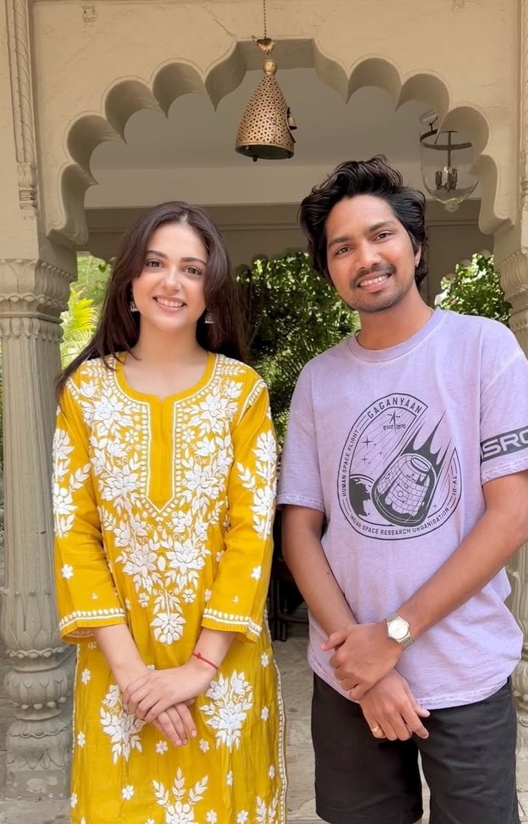 Ahneet36's tweet photo. Sunshine personified! 💛✨ Aneet looking absolutely divine and ethereal in this yellow traditional outfit! ☀️🌸 Pure grace, warmth, and charm in every single frame! 💖👑
#AneetPadda #AneetPaddaEdit #SunshineGirl #Aesthetic #PureGrace 🌼✨ https://t.co/zmkUAsfpP6