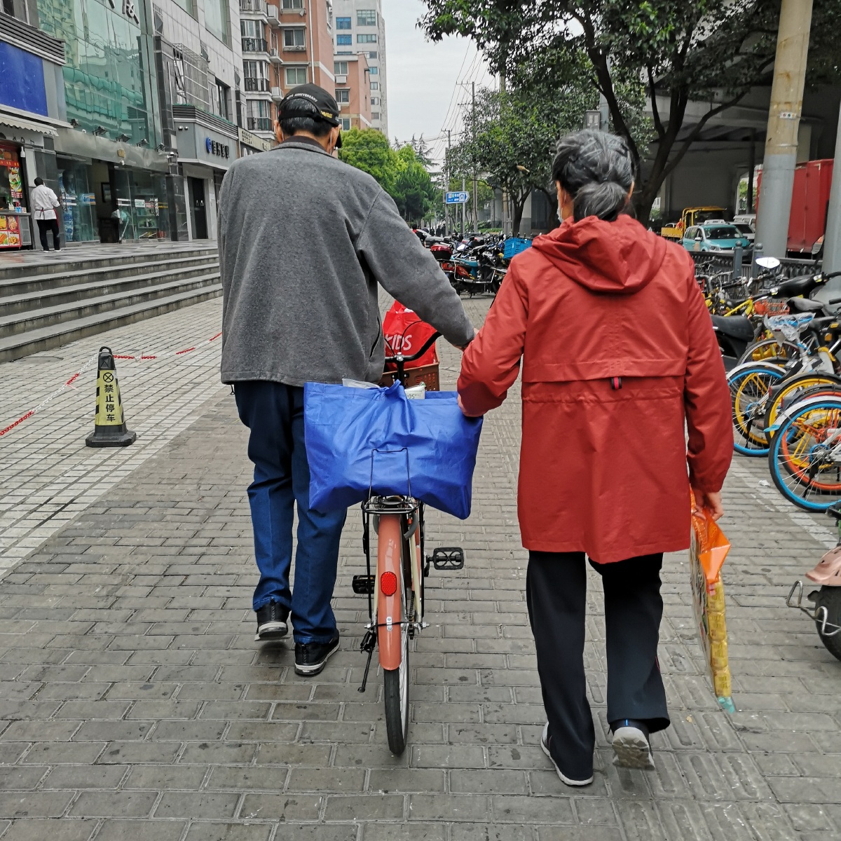 ElianaCollbfw2's tweet photo. Un abuelo me ayudó a cargar las bolsas hasta el portal cuando me equivoqué con el autobús y estaba con las manos llenas. Pequeos gestos que calientan el corazón https://t.co/gelSpPAOE3