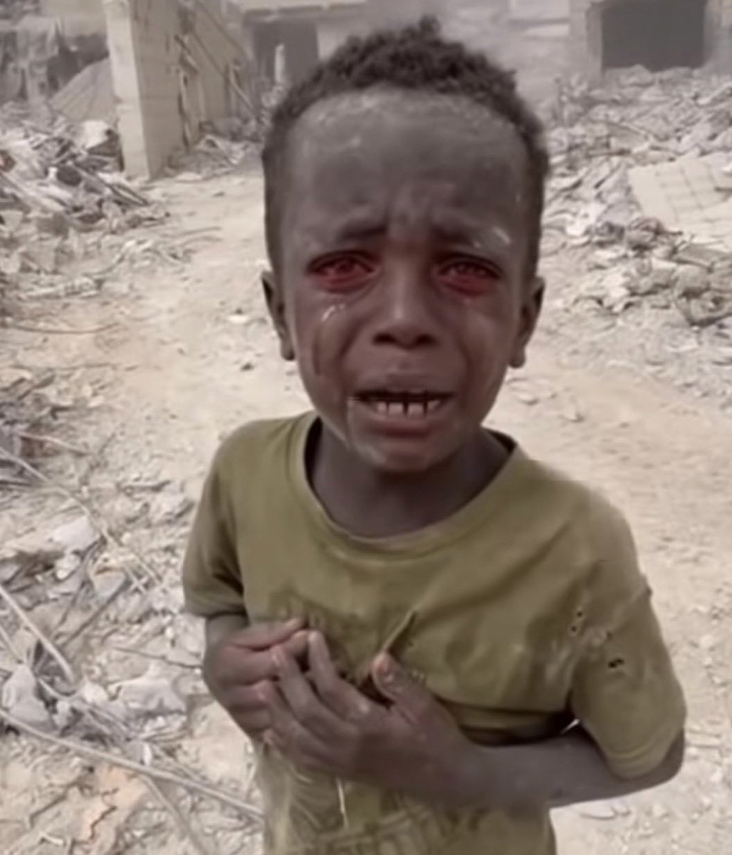 ros_sara2002's tweet photo. His eyes turned red from crying.. from dust.. and from hunger.
He holds his heart with his tiny hands because there is no one to hold it for him. https://t.co/9DOLpyFWZ8