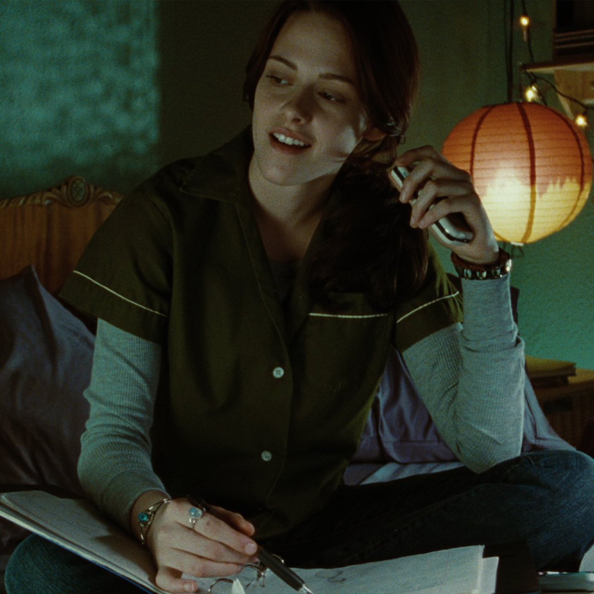 Most's tweet photo. time to start dressing like kristen stewart in twilight https://t.co/1uxQBJYYIj