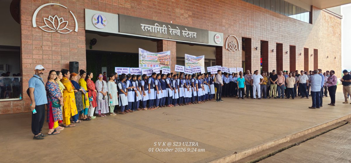 KonkanRailway's tweet photo. #SwachhataHiSeva2026 | Under ‘Ek Ghanta, Ek Saath’, RRM Office officers &amp; employees carried out a Swachhata Abhiyan at Ratnagiri Station &amp; along the track. Around 80 students &amp; teachers from Khedshi High School also joined a Prabhat Pheri at the station.
#SwachhBharat #SadarSeva https://t.co/5NAPfh89SF