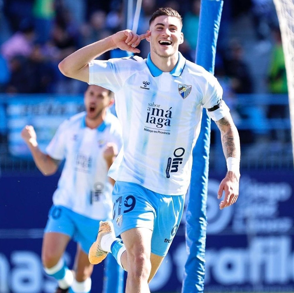 SeleccionRojita's tweet photo. Roberto Fernández en la Absoluta y Chupe en la Sub-21. ⚽️🇪🇸

Dos 9 canteranos del Málaga que en un mal momento económico del club apostaron por ellos y les salió bien.

Roberto
23/24 1RFEF - 20 goles (ascenso a Segunda)

Chupe
25/26 Segunda - 25 goles (ascenso a Primera)

👏🔵 https://t.co/dlFvym3sNM