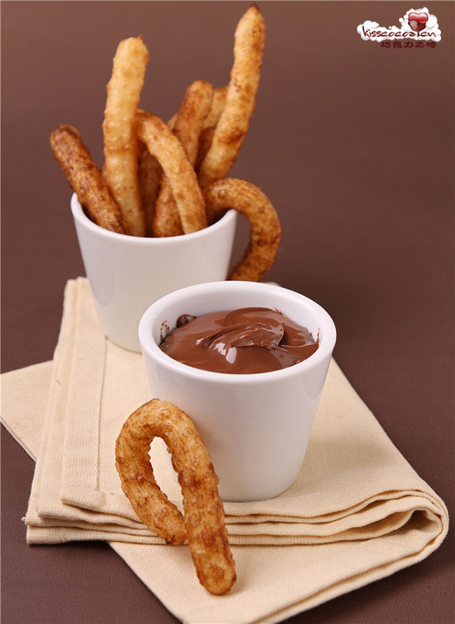 EllaBrelanpy's tweet photo. Un churro crujiente, espolvoreado de azúcar, el placer callejero perfecto para empezar el día! https://t.co/ihlHcRKeYt