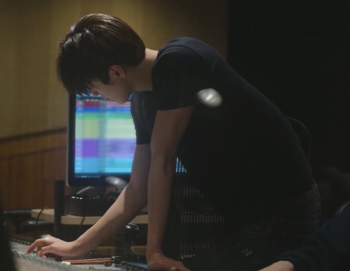 eomseanbro's tweet photo. "มึงแต่งเพลงรักเป็นด้วยหรอ ปกติไม่เคยเห็นทำเพลงแนวนี้เลย เพราะดีนะ"

"เพิ่งเป็น" https://t.co/uwaD44lK1W