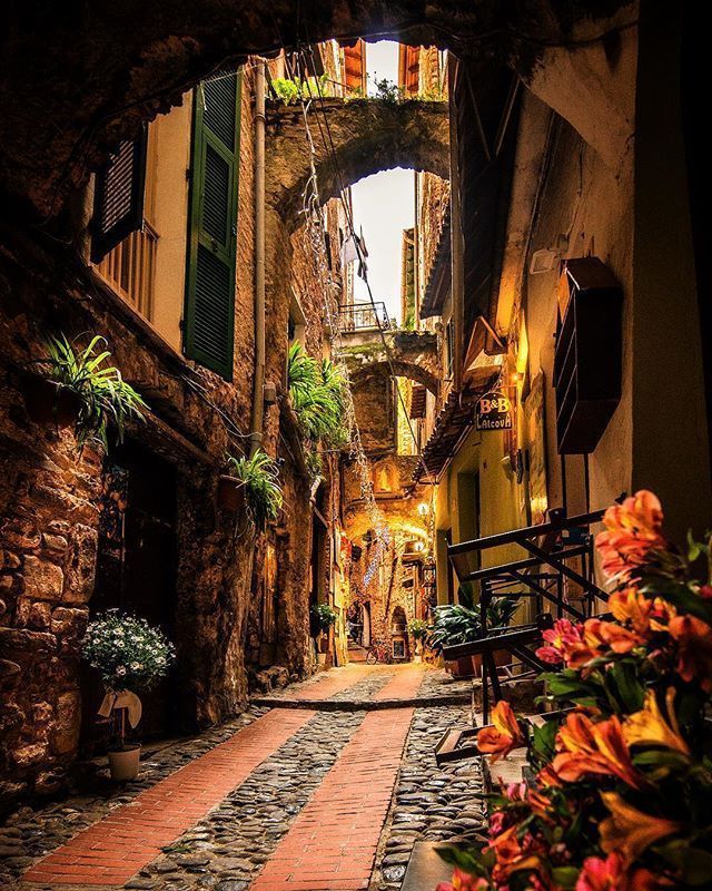 ElizabethBmeb's tweet photo. Caminé por las callejuelas adoquinadas de Toledo al atardecer, el aroma del pan recién horneado mezclándose con el sonido de campanas, y en un segundo entendí por qué esta ciudad roba corazones. https://t.co/M9YvQCGyuO