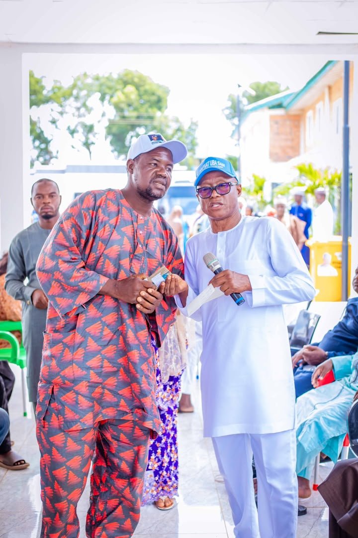 hadiza1324's tweet photo. HON. MAMMAN LAGOS EMPOWERS TINUBU/UBA SANI TOMATO SELLERS OF BAKIN DOGO
Hon. Sadiq Mamman Lagos, Kaduna State Commissioner for Local Government Affairs, has empowered members of the Tinubu/Uba Sani Tomatoes Sellers Association, Bakin Dogo, as part of his continued support. https://t.co/V8nGJBudL9