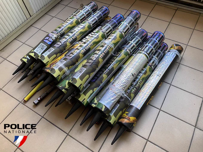Voici queques objets qui ont été saisis par les policiers ce jour en marge des rassemblements lycéens, où s’immiscent des individus violents.