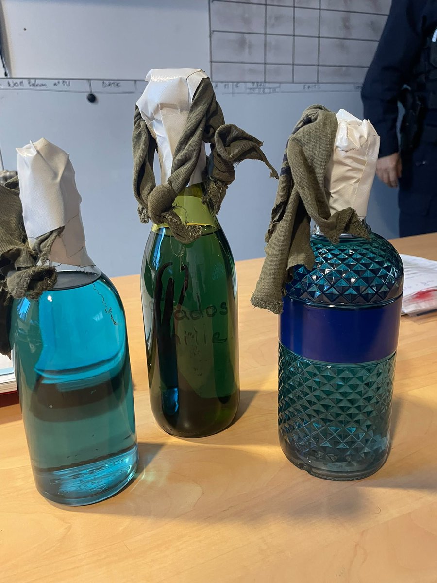 PoliceNationale's tweet photo. Voici certains des objets qui ont été saisis par les policiers ce jour en marge des rassemblements lycéens, où s’immiscent des individus violents. https://t.co/2lLcYmbuxr