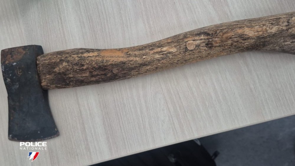 PoliceNationale's tweet photo. Voici certains des objets qui ont été saisis par les policiers ce jour en marge des rassemblements lycéens, où s’immiscent des individus violents. https://t.co/2lLcYmbuxr