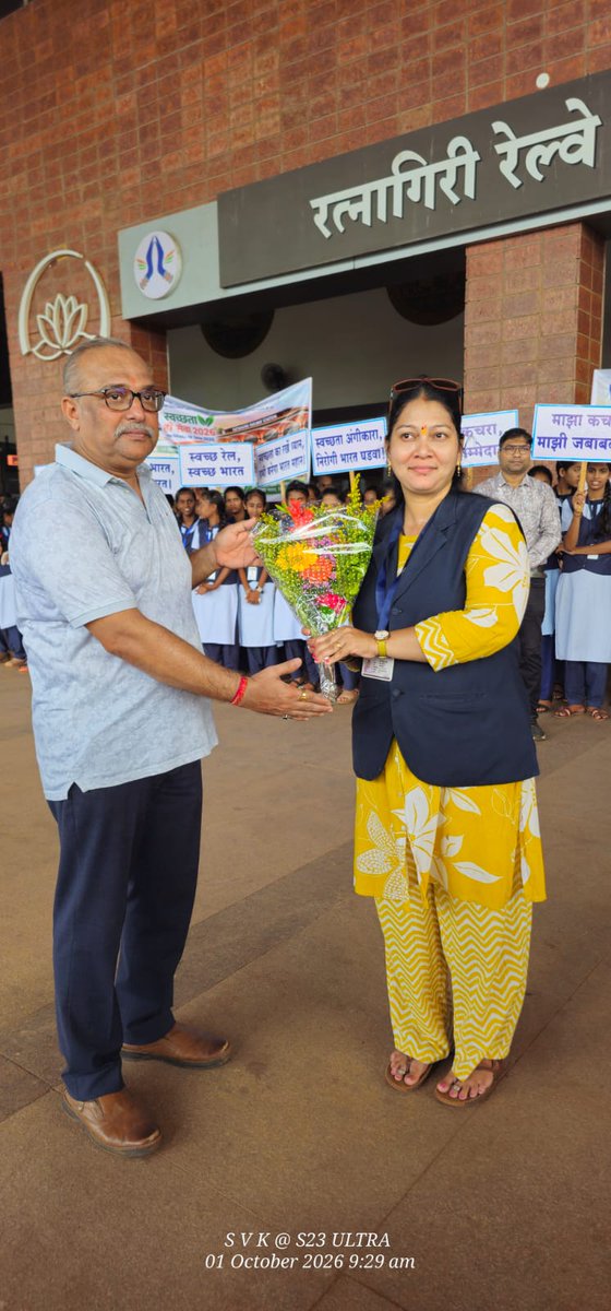 KonkanRailway's tweet photo. #SwachhataHiSeva2026 | Under ‘Ek Ghanta, Ek Saath’, RRM Office officers &amp; employees carried out a Swachhata Abhiyan at Ratnagiri Station &amp; along the track. Around 80 students &amp; teachers from Khedshi High School also joined a Prabhat Pheri at the station.
#SwachhBharat #SadarSeva https://t.co/5NAPfh89SF