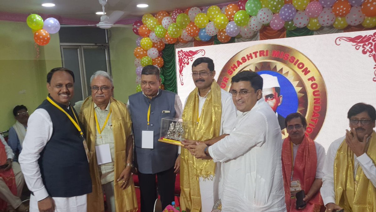 RahulSinhaBJP's tweet photo. আজ উত্তর কলকাতার বড়বাজারে আয়োজিত লাল বাহাদুর শাস্ত্রীজির জন্মজয়ন্তী উদযাপন অনুষ্ঠানে অংশগ্রহণ করলাম।

সরলতা, সততা ও দেশসেবার প্রতীক শাস্ত্রীজির আদর্শকে স্মরণ করে তাঁর প্রতি জানালাম বিনম্র শ্রদ্ধা।

শাস্ত্রীজির আদর্শ আমাদের পথচলার অনুপ্রেরণা হয়ে থাকুক। https://t.co/aq7VNmqHUz