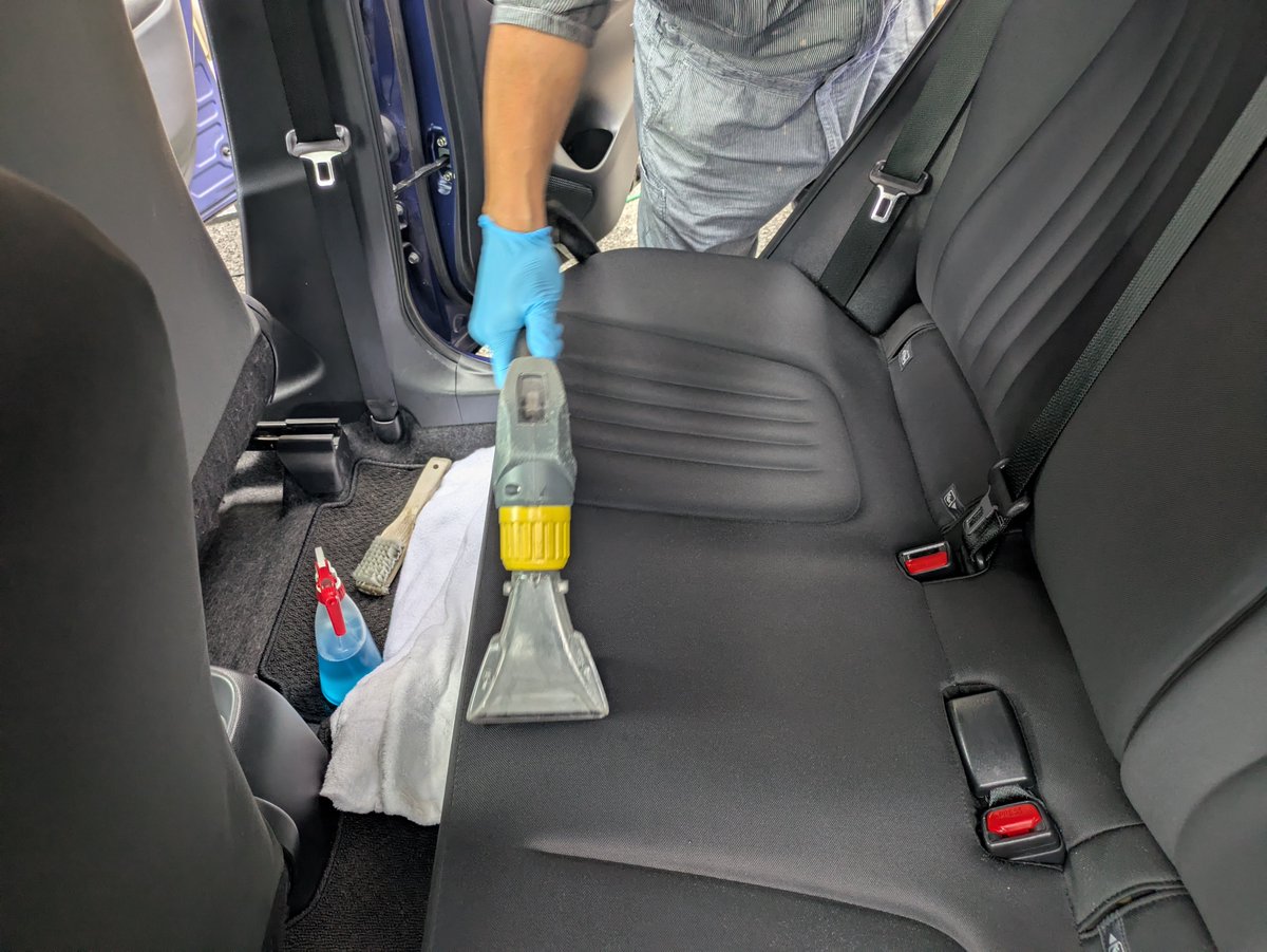 kurumacleaning's tweet photo. 【ヤリスクロス ハイブリッド】後部座席の嘔吐クリーニング施工🚗✨
​���内の汚れや臭いお困りごと、カークリーニングTOKYOにお任せください！
​強力除菌・消臭処理
📲ご予約・お見積もりはプロフィールのリンクから！
​#カークリーニングTOKYO #ヤリスクロス #車内清掃 #シート洗浄 https://t.co/252BKiUCfF