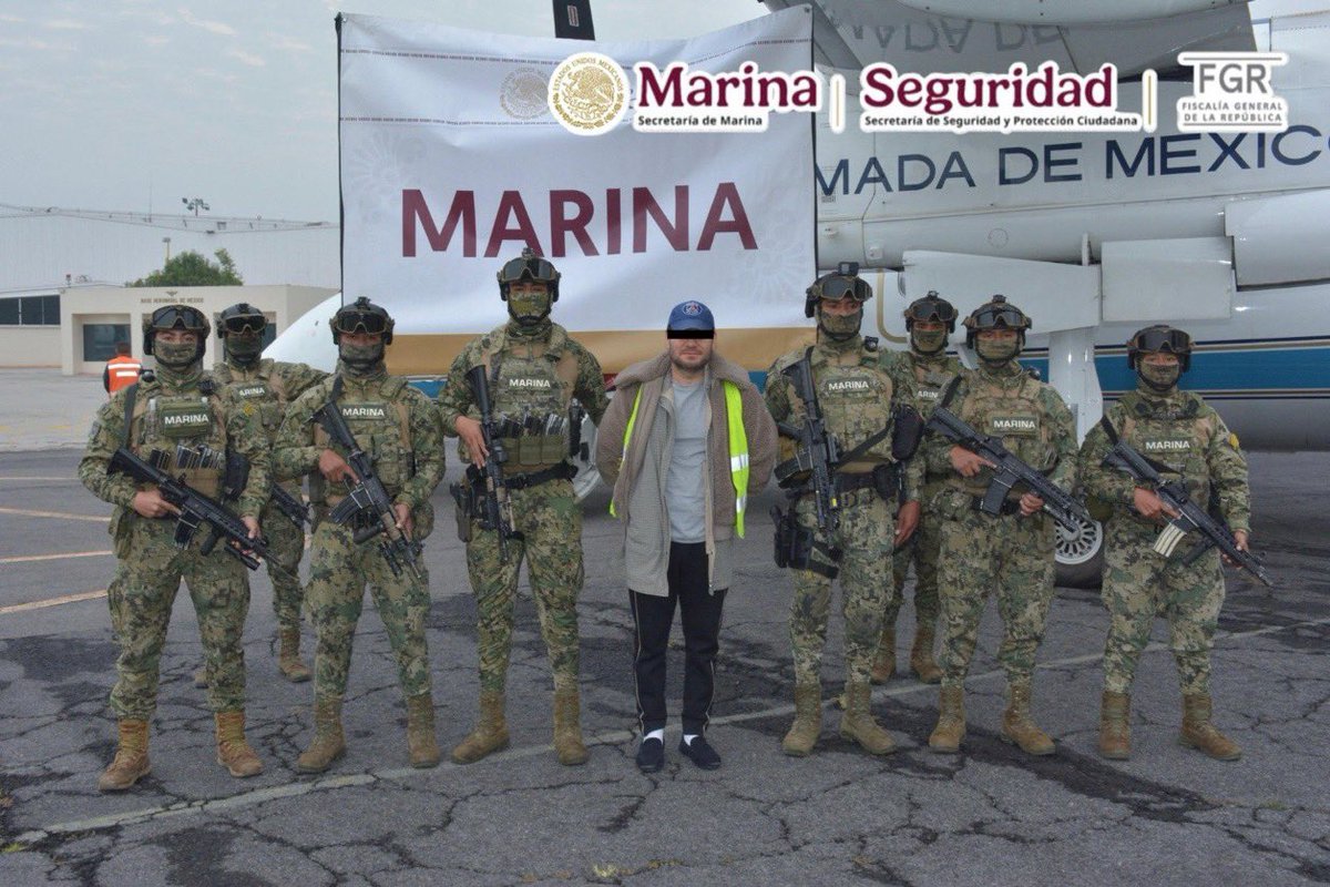 LuisCardenasMx's tweet photo. 🚨📸 Cae el “Capitán Sol”, pieza clave en la trama del huachicol fiscal

Miguel Ángel Solano Ruiz, alias “Capitán Sol”, “Sol” o “Mike”, capitán de corbeta retirado de la Marina, fue detenido durante la madrugada en Zapopan, Jalisco, tras permanecer prófugo. La captura fue resultado de labores de inteligencia coordinadas por Semar, FGR y SSPC.

Solano Ruiz tenía una orden de aprehensión desde agosto de 2025 por su probable participación en delincuencia organizada con fines de cometer delitos en materia de hidrocarburos. La FGR lo señala como uno de los principales operadores de una red de huachicol fiscal vinculada con los hermanos Farías Laguna.

Según las investigaciones, habría servido como enlace con personal de aduanas y participado en una estructura relacionada con el ingreso irregular de combustible por puertos mexicanos. Autoridades lo trasladan a la CDMX para ponerlo a disposición de la autoridad judicial.