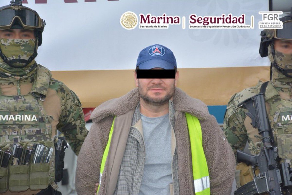 LuisCardenasMx's tweet photo. 🚨📸 Cae el “Capitán Sol”, pieza clave en la trama del huachicol fiscal

Miguel Ángel Solano Ruiz, alias “Capitán Sol”, “Sol” o “Mike”, capitán de corbeta retirado de la Marina, fue detenido durante la madrugada en Zapopan, Jalisco, tras permanecer prófugo. La captura fue resultado de labores de inteligencia coordinadas por Semar, FGR y SSPC.

Solano Ruiz tenía una orden de aprehensión desde agosto de 2025 por su probable participación en delincuencia organizada con fines de cometer delitos en materia de hidrocarburos. La FGR lo señala como uno de los principales operadores de una red de huachicol fiscal vinculada con los hermanos Farías Laguna.

Según las investigaciones, habría servido como enlace con personal de aduanas y participado en una estructura relacionada con el ingreso irregular de combustible por puertos mexicanos. Autoridades lo trasladan a la CDMX para ponerlo a disposición de la autoridad judicial.