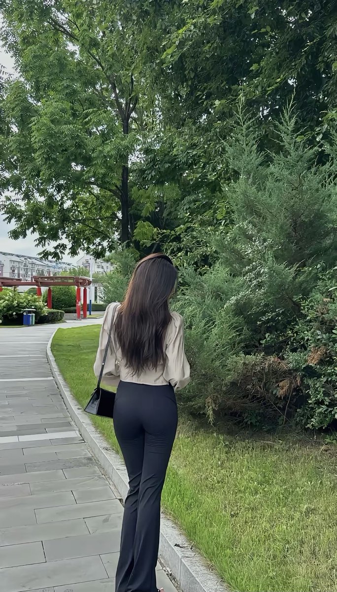 EllieLanghmiop's tweet photo. Hoy me sentí completamente ligero al caminar por el parque con el sol en la cara. https://t.co/LZzjId8QC6