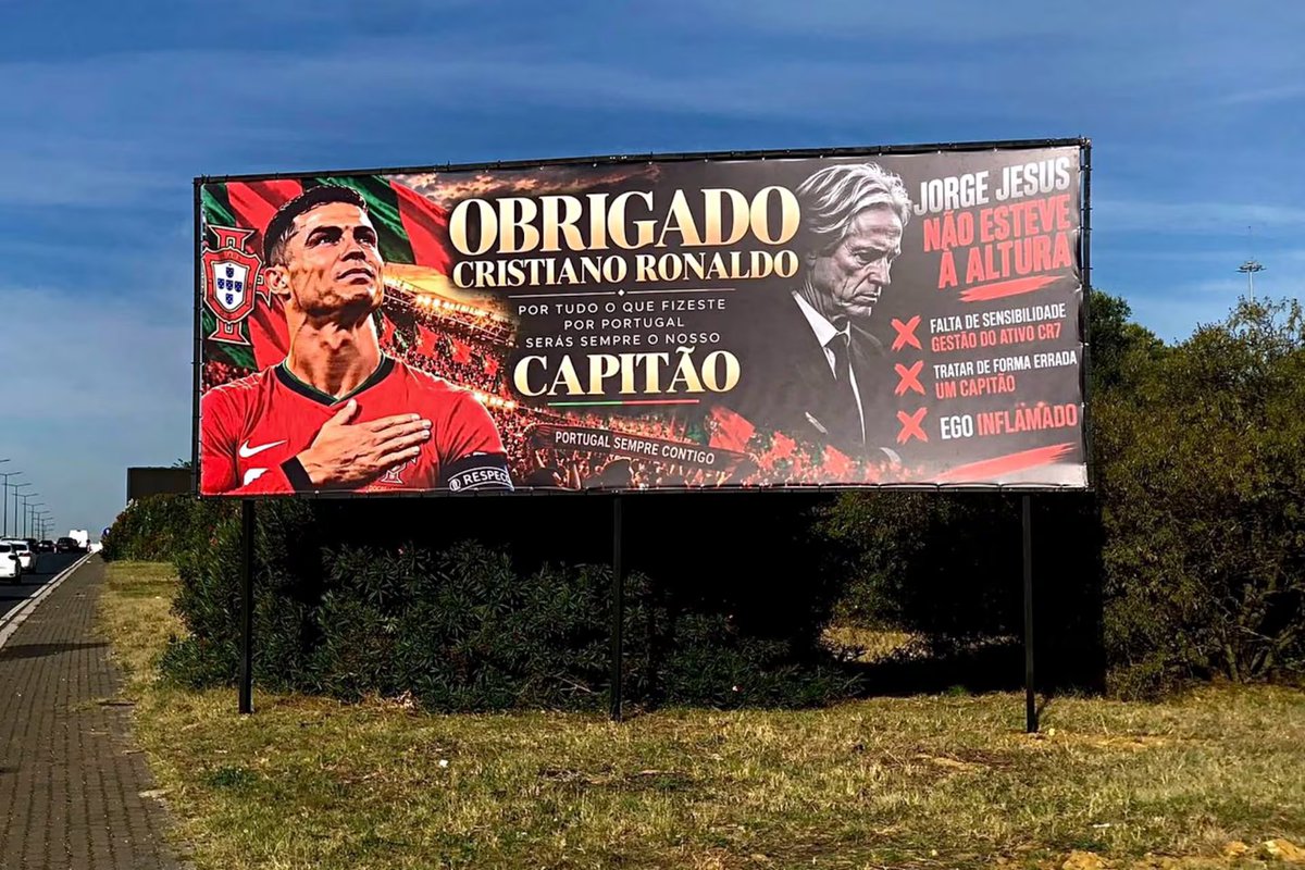 Footballogue's tweet photo. DES AFFICHES EN HOMMAGE À CRISTIANO RONALDO ET CONTRE JORGE JESUS ONT ÉTÉ APERÇUES À LISBONNE !! 🥶🇵🇹

Cette histoire est loin d’être terminée. 🥶

(@diarioas) https://t.co/JkELU88I3R