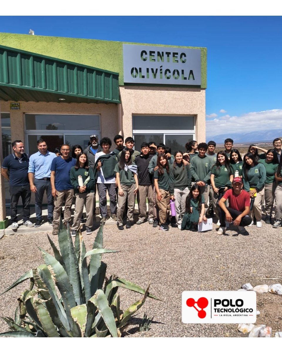CienciaLaRioja's tweet photo. ¿Qué pasa cuando los jovenes se encuentran con la innovación? Crecimiento. 📈 
Estudiantes de Machigasta recorrieron los laboratorios de nuestro CENTEC. Desde la Secretaría los capacitamos en IA para potenciar el sector olivícola riojano con tecnología de punta. ⚙️ https://t.co/gThzp7vZsv