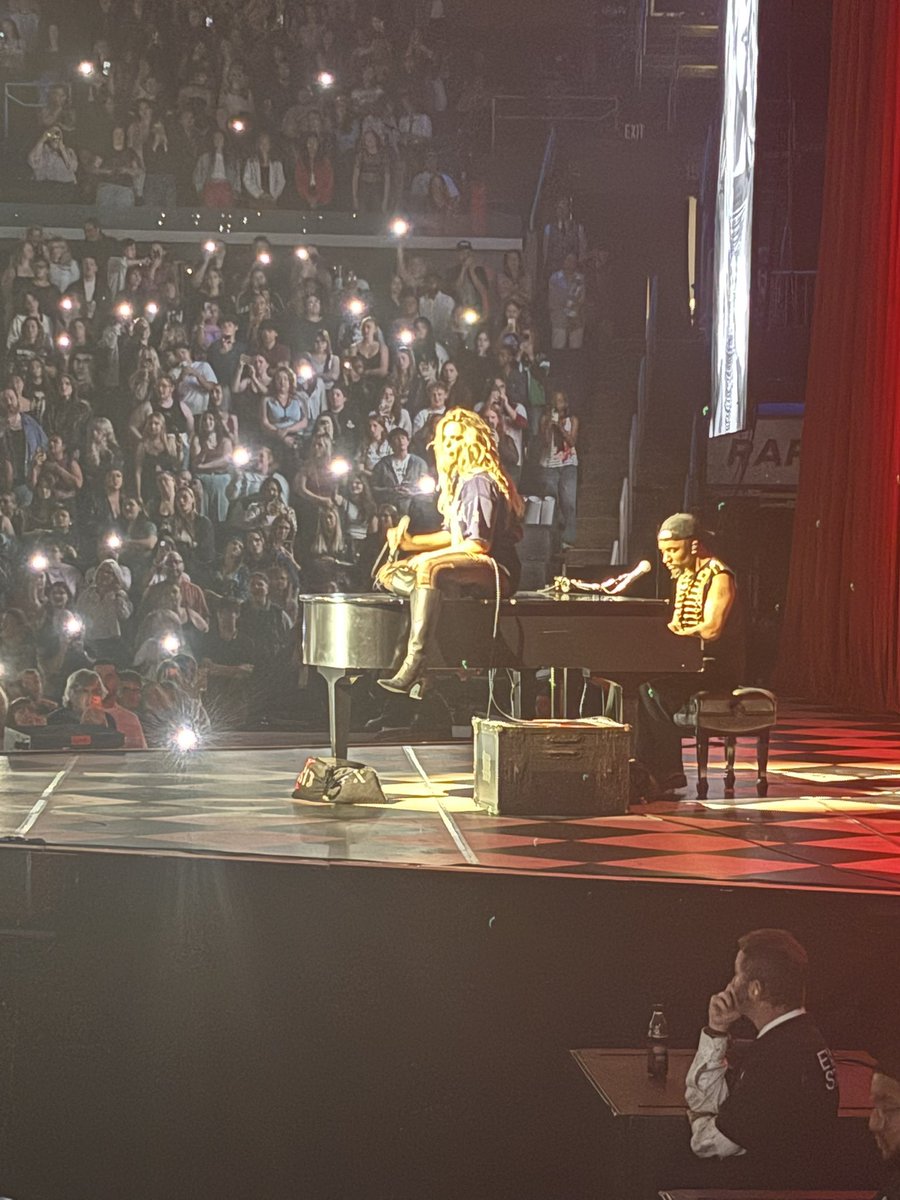 roxburghmethod's tweet photo. one year since the best night of my life. miss you @reneerapp 😔 https://t.co/YgvNi8LdBE
