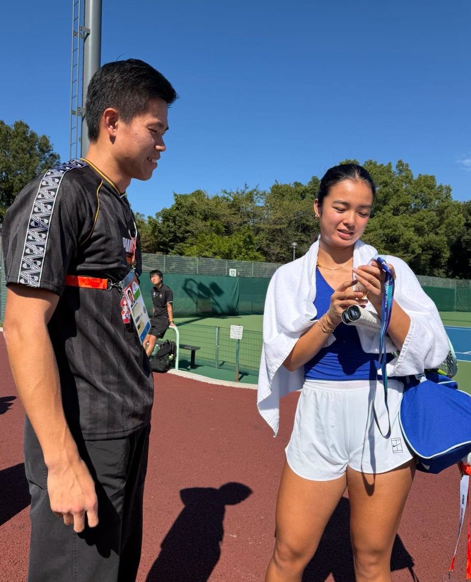 cristiancofino_'s tweet photo. SOMEDAY, ALEX. SOMEDAY. ✨🇵🇭

In Tokyo 2020, Hidilyn Diaz let Carlos Yulo hold her Olympic gold medal. A few years later, Caloy finally held Olympic gold medals of his own.

Now, a similar moment. EJ Obiena lets Alex Eala hold his Asian Games gold medal. Maybe it’s just a simple gesture, but we’ve seen a moment like this before.

Here’s hoping that same golden chemistry finds its way to Alex someday. 

No pressure, no expectations. Whatever the future holds, we’ll be there through every win and every setback. Keep chasing your dreams, Alex. We’ll always be rooting for you 🇵🇭
