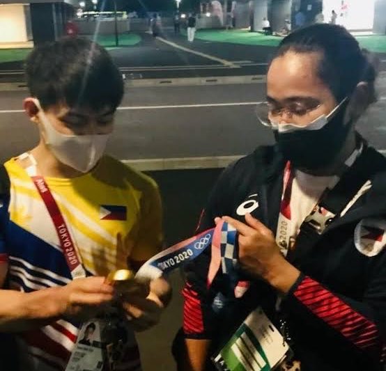 cristiancofino_'s tweet photo. SOMEDAY, ALEX. SOMEDAY. ✨🇵🇭

In Tokyo 2020, Hidilyn Diaz let Carlos Yulo hold her Olympic gold medal. A few years later, Caloy finally held Olympic gold medals of his own.

Now, a similar moment. EJ Obiena lets Alex Eala hold his Asian Games gold medal. Maybe it’s just a simple gesture, but we’ve seen a moment like this before.

Here’s hoping that same golden chemistry finds its way to Alex someday. 

No pressure, no expectations. Whatever the future holds, we’ll be there through every win and every setback. Keep chasing your dreams, Alex. We’ll always be rooting for you 🇵🇭