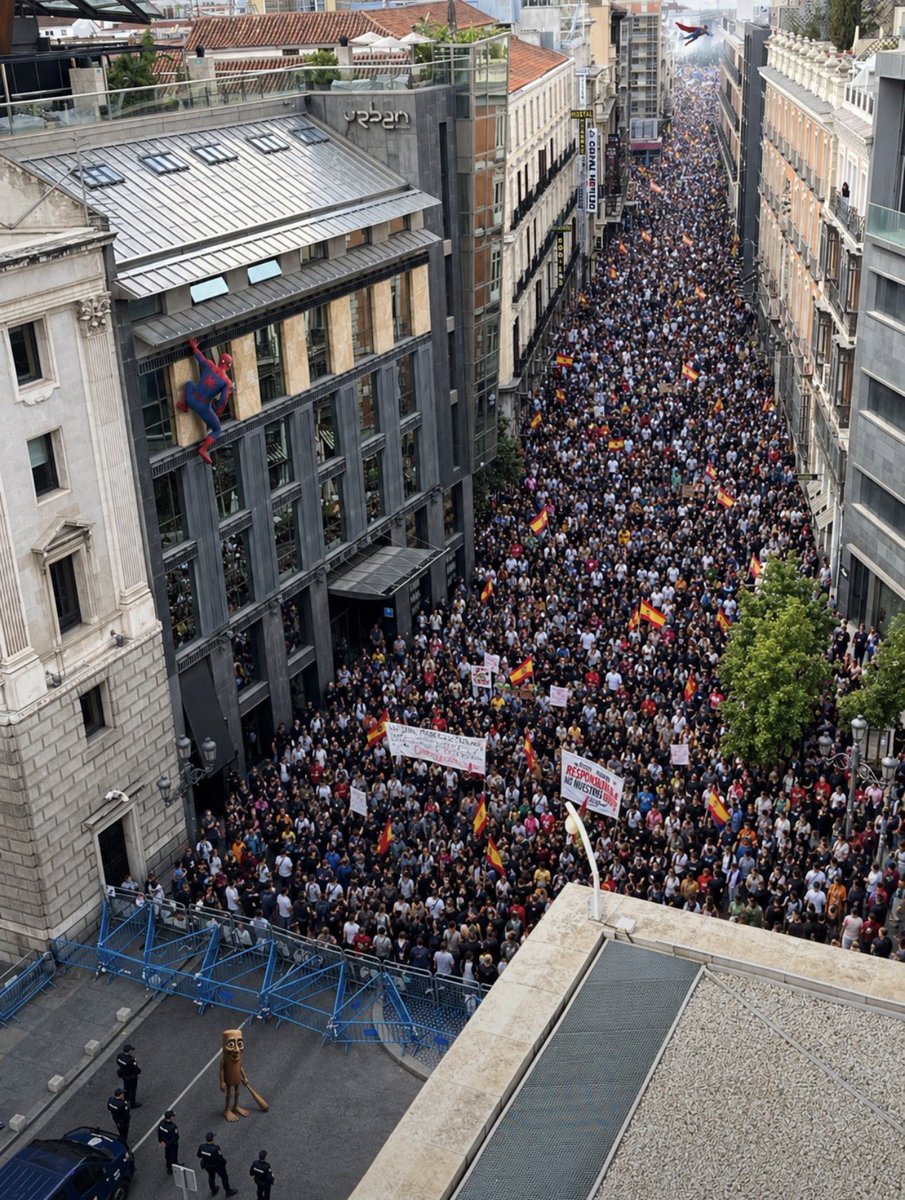 NoSoyLaGente's tweet photo. Por favor, si vais a coger alguna imagen para demostrar el gentío que hoy rodeaba el Congreso, os rogaría que no eligierais una donde salga Superman volando. Un saludo. https://t.co/ZpHrHdVO4V